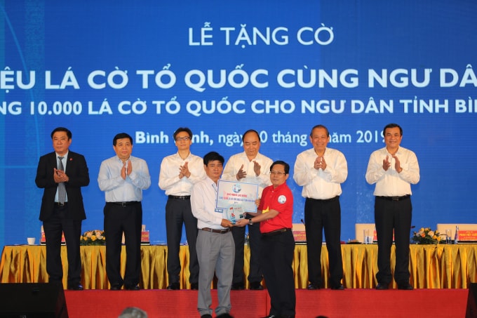 Ngày 20-8-2019, Tổng Biên tập Báo Người Lao Động trao Bảng tượng trưng tặng 10.000 lá cờ Tổ quốc cho Giám đốc Sở Nông nghiệp và Phát triển Nông thôn tỉnh Bình Định, đại diện ngư dân tỉnh Bình Định.