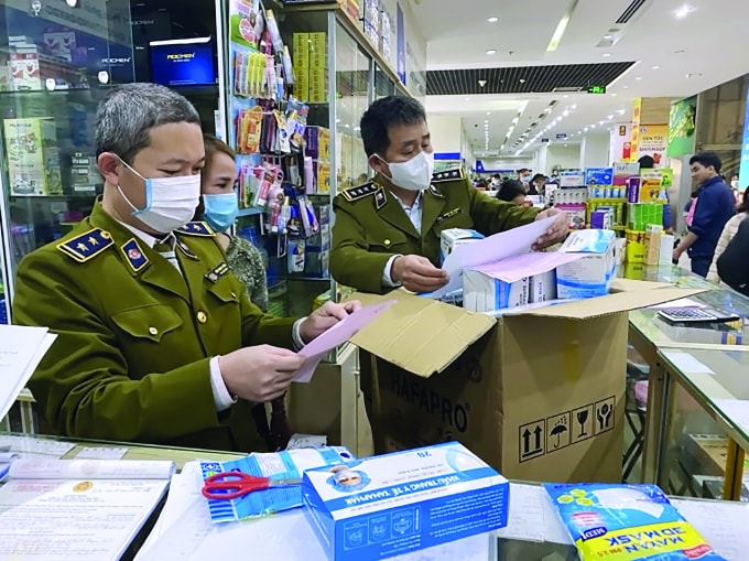 Cơ quan quản lý thị trường đang kiểm tra một hiệu thuốc.