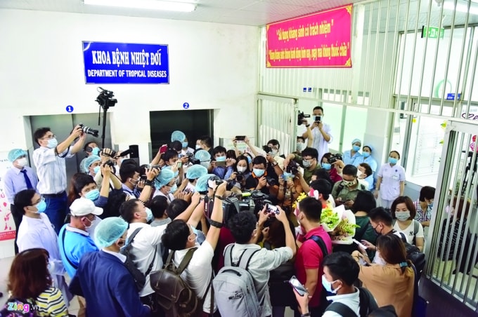 Li Zichao nhận giấy xuất viện từ lãnh đạo Bệnh viện Chợ Rẫy.