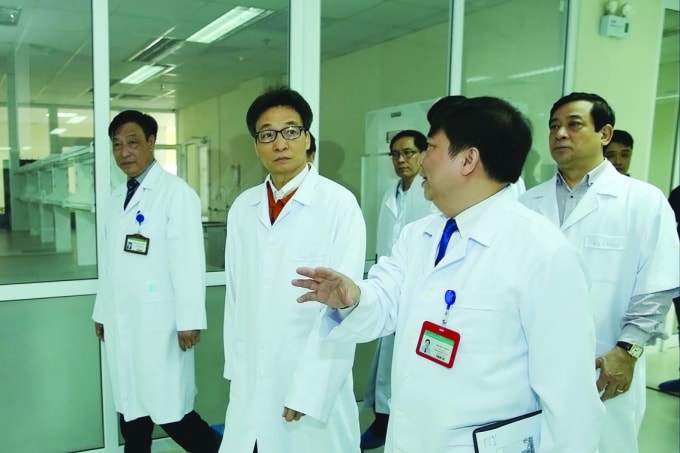 Phó Thủ tướng Vũ Đức Đam nghe lãnh đạo BV Bệnh Nhiệt đới Trung ương báo cáo công tác chuẩn bị phòng, chống dịch viêm hô hấp cấp Corona.
