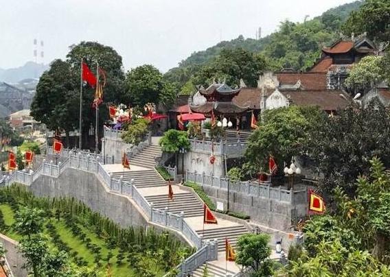 Đền Cửa Ông được bố trí trên các ngọn đồi không cao lắm, phía trước hướng ra vịnh Bái Tử Long, sơn thủy hữu tình. Ảnh: Lê Phương.