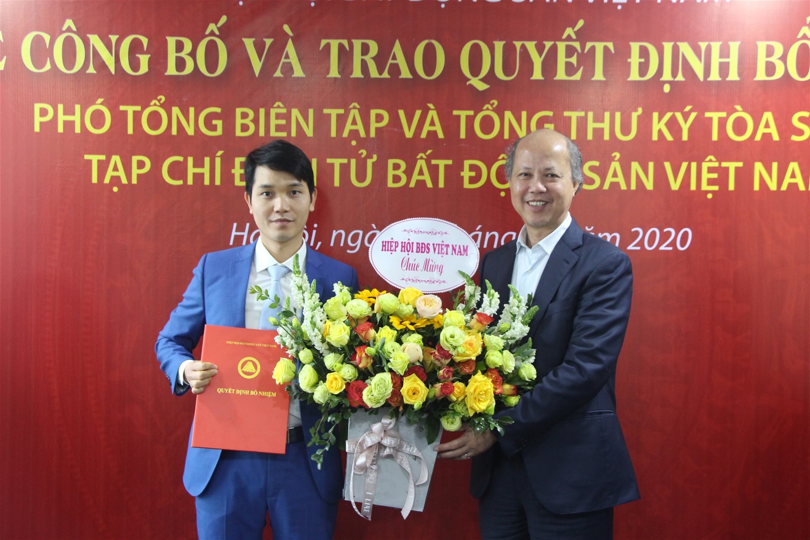 Ông Nguyễn Trần Nam, Chủ tịch Hiệp hội Bất động sản Việt Nam trao quyết định và tặng hoa Nhà báo Bùi Văn Khương. Ảnh: PV