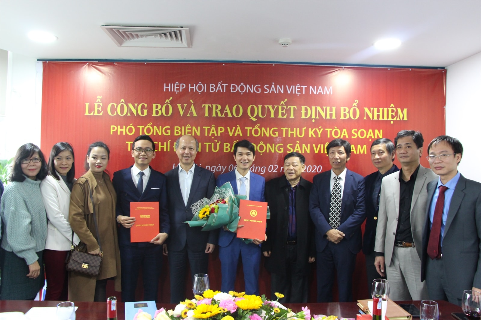 Ban lãnh đạo Hiệp hội Bất động sản Việt Nam chúc mừng Tân Phó Tổng biên tập và Tổng thư ký tòa soạn Tạp chí điện tử Bất động sản Việt Nam. Ảnh: PV