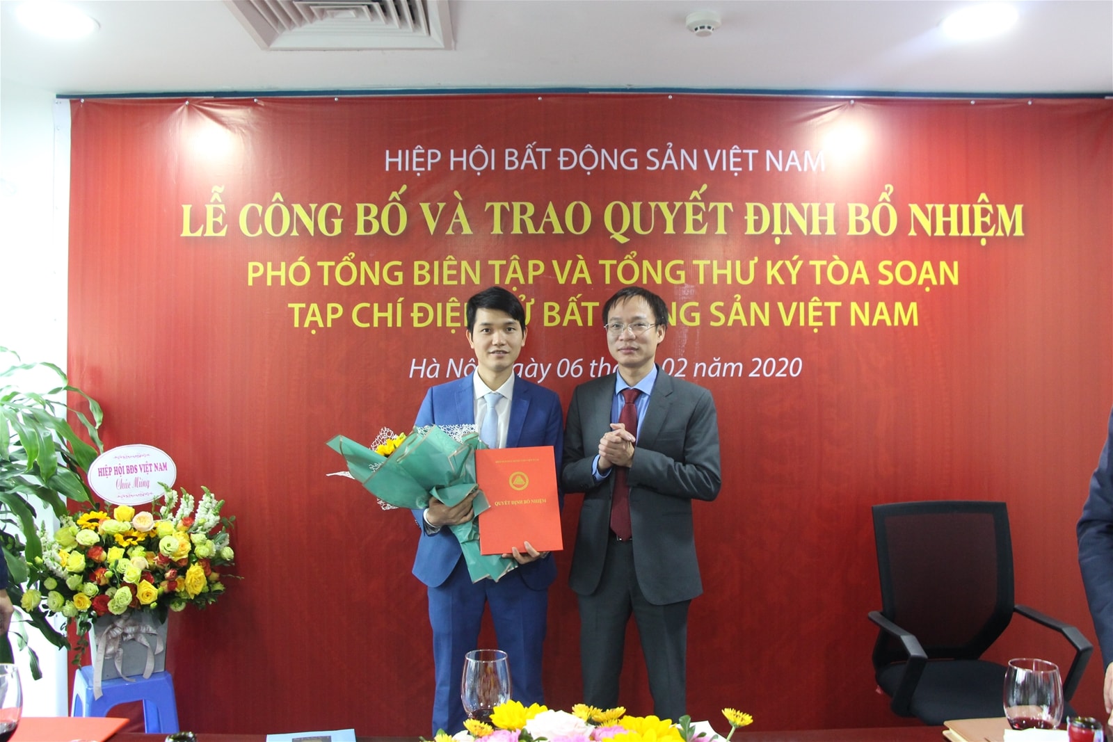 Nhà báo Phạm Nguyễn Toan, Tổng biên tập Tạp chí điện tử Bất động sản Việt Nam tặng hoa chúc mừng nhà báo Bùi Văn Khương. Ảnh: PV