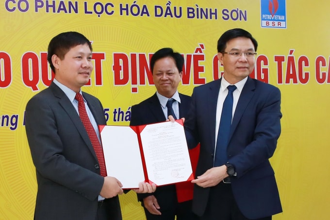 Trao Quyết định tiếp nhận bổ nhiệm ông Bùi Ngọc Dương - Trưởng ban Công nghiệp Khí và Lọc hóa dầu Tập đoàn Dầu khí Việt Nam giữ chức Phó Tổng Giám đốc Công ty cổ phần Lọc hóa dầu Bình Sơn.