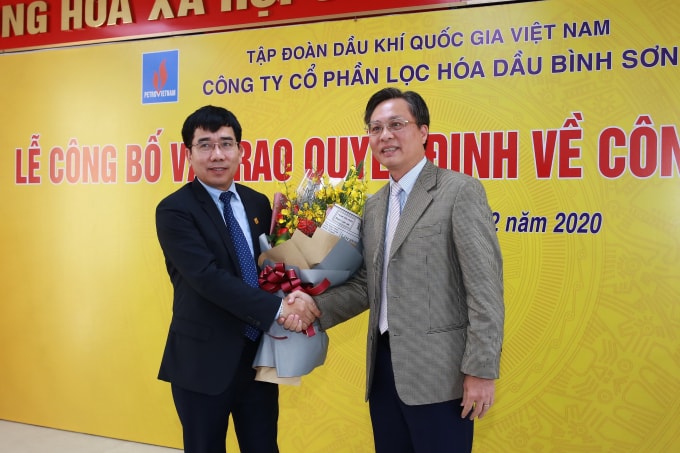 Tổng Giám đốc BSR Bùi Minh Tiến tặng hoa cảm ơn Phó Tổng Giám đốc PVN, nguyên Chủ tịch HĐQT BSR Lê Xuân Huyên.