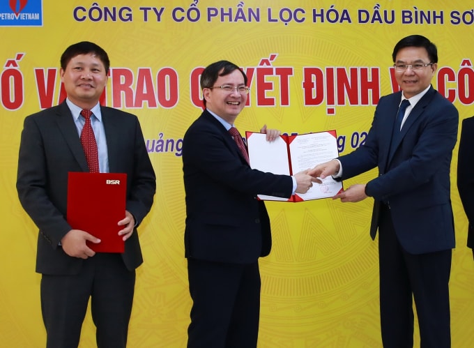 Trao Nghị quyết bầu ông Khương Lê Thành - Phó Tổng Giám đốc BSR giữ chức danh thành viên Hội đồng quản trị.