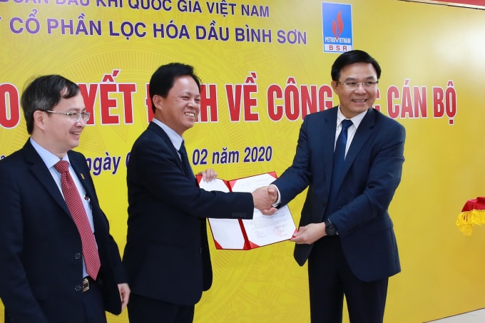 Tổng Giám đốc PVN Lê Mạnh Hùng trao Nghị quyết bầu ông Nguyễn Văn Hội - thành viên Hội đồng quản trị Công ty giữ chức Chủ tịch Hội đồng quản trị Công ty cổ phần Lọc hóa dầu Bình Sơn.