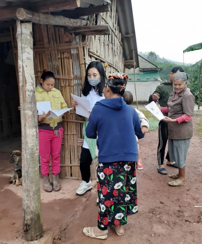 Phòng Giáo dục và Đào tạo huyện Ba Chẽ chỉ đạo giáo viên các trường xuống cơ sở, đến tận nhà tuyên truyền, phát khẩu trang miễn phí cho người dân. Ảnh do Sở TTTT cung cấp.