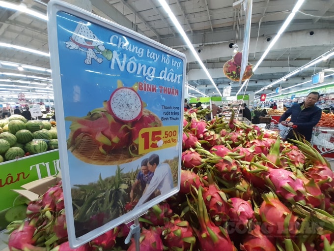 Giá bán cho 1kg thanh long ruột trắng là 15.500đ. Ảnh H.Long.
