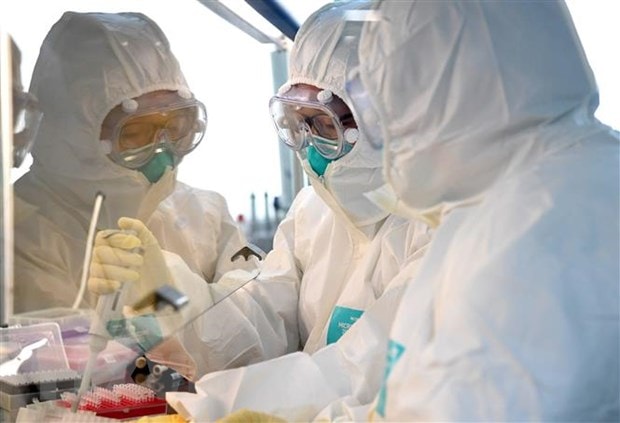 Nhiệt độ thấp và độ ẩm không khí cao góp phần làm tăng tuổi thọ của virus corona. Ảnh TL.