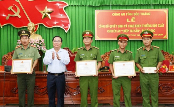 Chủ tịch UBND tỉnh Sóc Trăng trao bằng khen cho tập thể, cá nhân có thành tích phá án nhanh. (Ảnh Công an)