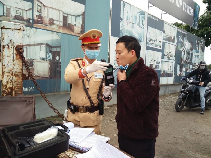 Việc kiểm tra xử lý vi phạm về nồng độ cồn phải tuân thủ theo khuyến cáo của Bộ Y tế, đảm bảo an toàn cho người tham gia giao thông và cán bộ thi hành nhiệm vụ. Ảnh: TL