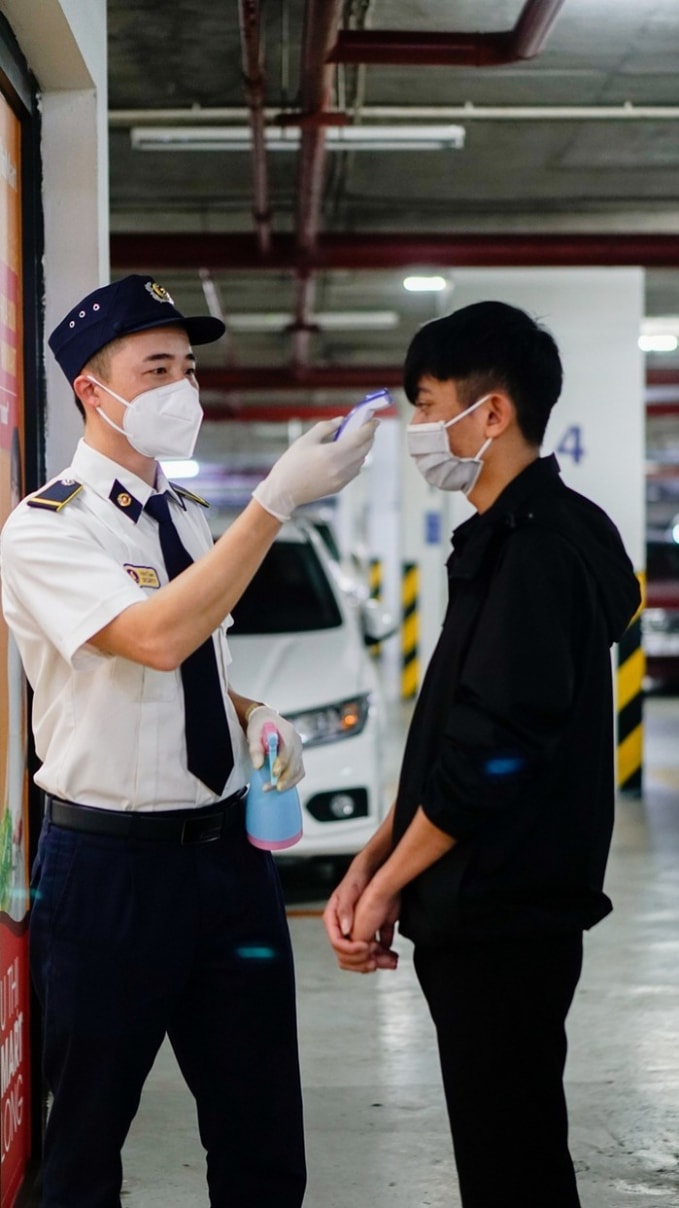 Tiến hành kiểm tra thân nhiệt toàn bộ nhân viên Vincom.