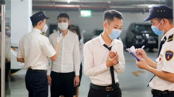 Tiến hành kiểm tra thân nhiệt khách hàng.
