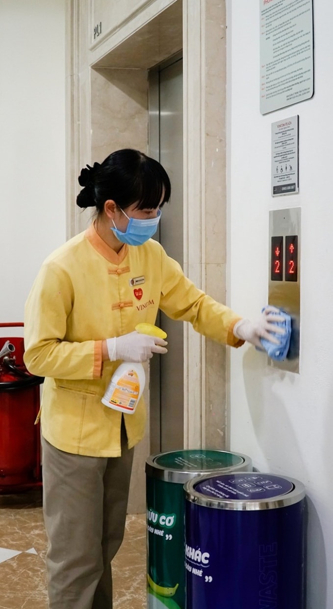 Vệ sinh bằng dung dịch khử trùng toàn bộ các bề mặt tiếp xúc tại các khu vực công cộng.