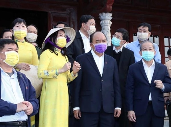 Thủ tướng Nguyễn Xuân Phúc kiểm tra công tác phòng chống dịch tại Quần thể Di tích Cố đô Huế. Ảnh: TTXVN