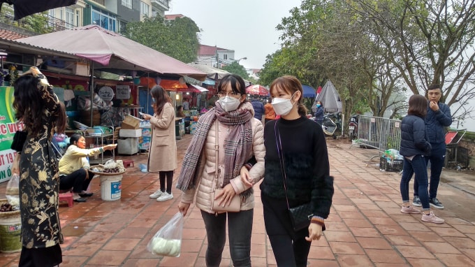 Gần như tất cả mọi người tới Phủ Tây Hồ đều đeo khẩu trang khi đến đây.