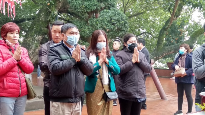 Vì tín ngưỡng, một số người vẫn tới làm lễ, thắp hương, và luôn đeo khẩu trang trong suốt thời gian ở đây.