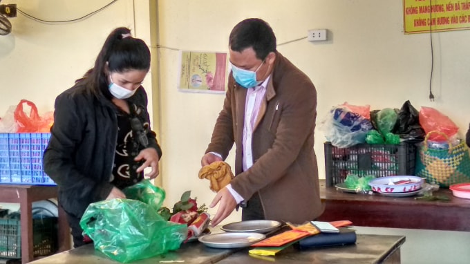 Khu vực sắp lễ rất vắng vẻ nhưng không phải lý do để tháo khẩu trang.