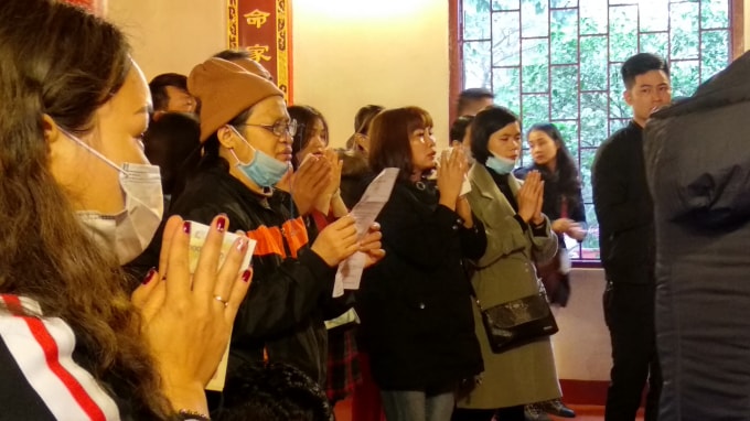 Tạm tháo khẩu trang để khấn cho rõ.
