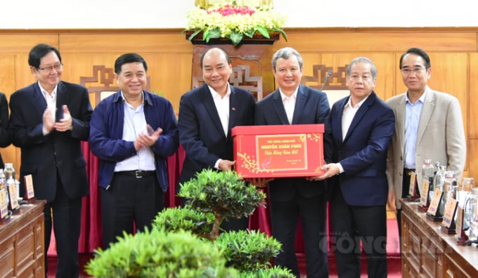 Thủ tướng tặng quà chúc mừng năm mới.