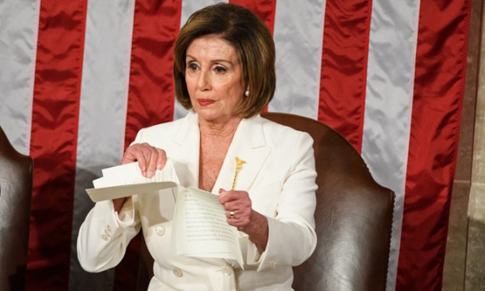 Khoảnh khắc Chủ tịch Hạ viện Pelosi xé Thông điệp Liên bang hôm 4/2. Ảnh: AFP.