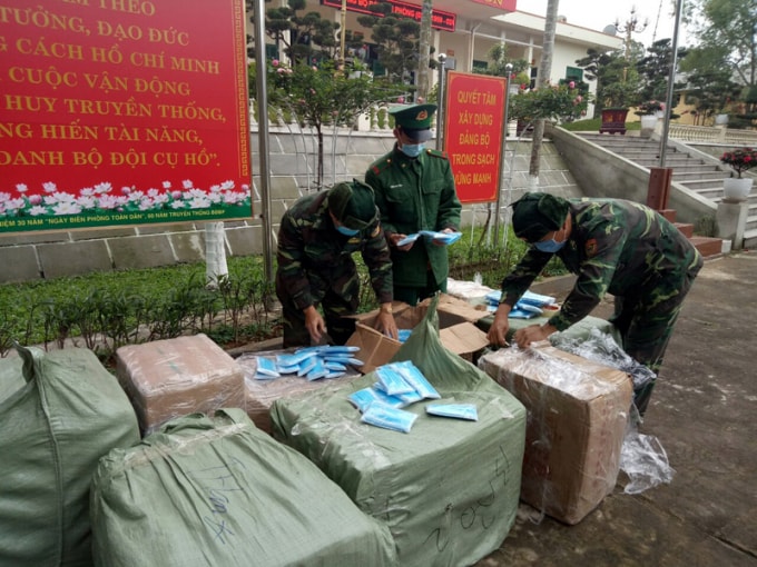 Lực lượng chức năng phát hiện, xử lý nhiều trường hợp xuất lậu khẩu trang sang Trung Quốc để thu lợi bất chính. Ảnh: TL