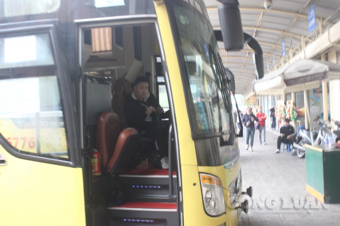Bên cạnh đại đa số tài xế, nhân viên phục vụ trên xe đeo khẩu trang trong thời gian làm việc vẫn còn một số tài xế, nhân viên không chấp hành