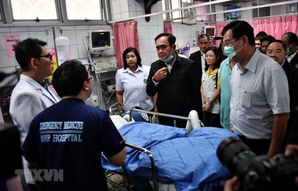 Thủ tướng Thái Lan Prayut Chan-ocha thăm nạn nhân còn sống sót trong vụ xả súng tại thành phố Korat thuộc tỉnh Nakhon Ratchasima ngày 9/2/2020. Ảnh: AFP/TTXVN
