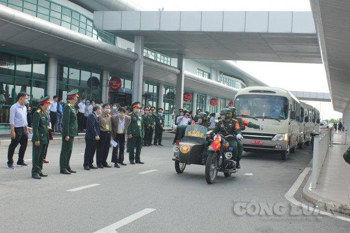 Vận chuyển công dân về khu vực cách ly.