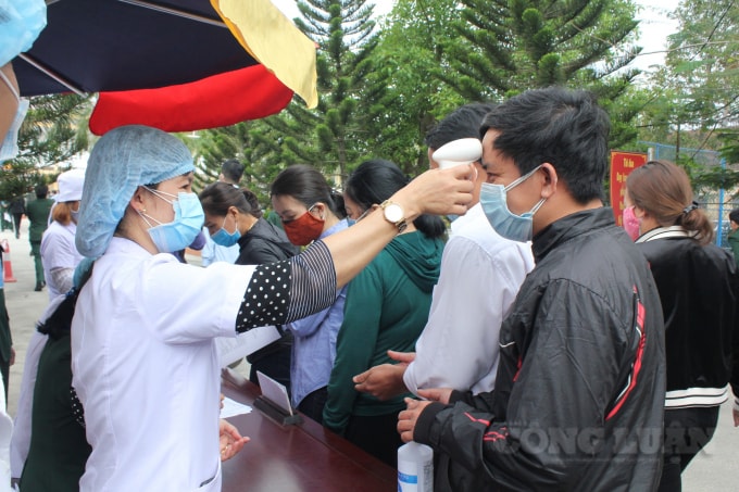 Kiểm tra nhiệt độ công dân.