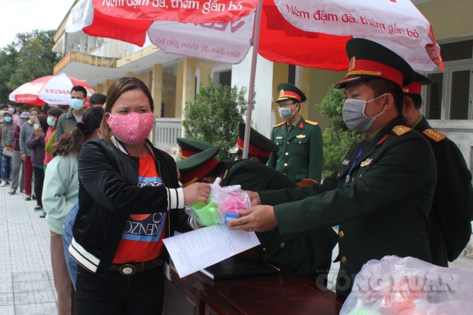 Cấp phát dụng cụ các nhân.