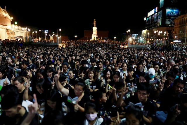 Hàng nghìn người tới tưởng niệm các nạn nhân vụ xả súng ở Thái Lan. Ảnh: Reuters