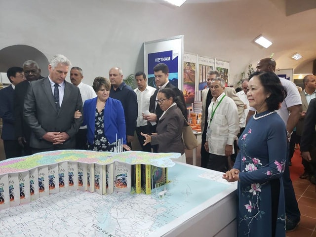 Chủ tịch Cuba Miguel Diaz-Canel và bà Trương Thị Mai (bên phải) tại Khu trưng bày sách của Việt Nam.