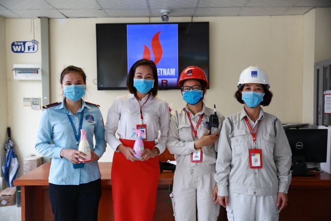 Nhân viên an ninh tại cổng A2 nhận dung dịch rửa tay.