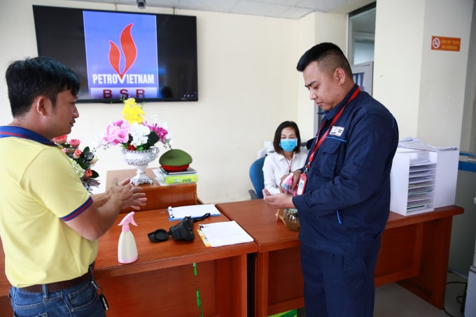 Nhà thầu đến đăng ký vào làm việc phải sử dụng dung dịch rửa tay.