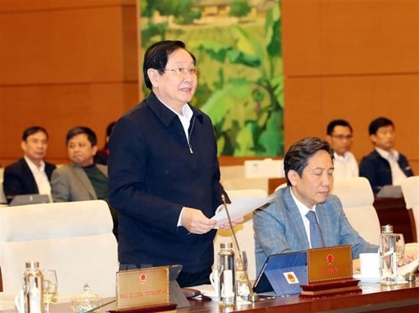 Bộ trưởng Bộ Nội vụ Lê Vĩnh Tân trình bày Tờ trình về việc sắp xếp các đơn vị hành chính cấp huyện, cấp xã và thành lập một số đơn vị hành chính đô thị của các tỉnh, thành phố Thái Bình, Lào Cai, Hà Nội, Cần Thơ, Khánh Hòa và Cao Bằng. Ảnh: TTXVN