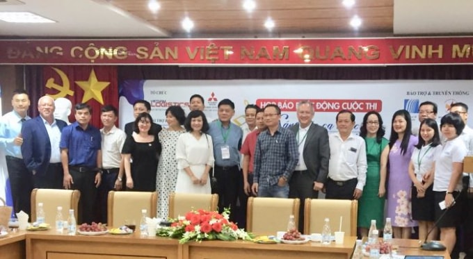 Các nhạc sĩ, nhà văn, nhà báo... tham gia buổi phát động cuộc thi.