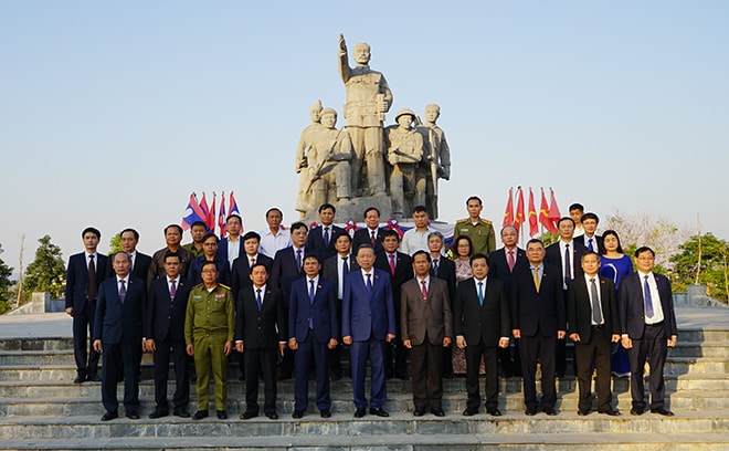 Đại tướng Tô Lâm chụp ảnh lưu niệm tại tượng đài. Ảnh: BCA.