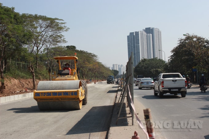 Trước đó, Thành phố Hà Nội đã chi gần 40 tỷ đồng để xén dải phân cách, mở rộng đường gom đại lộ Thăng Long đoạn từ cầu vượt Mễ Trì đến cầu vượt Phú Đô