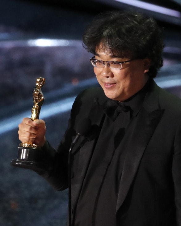 Đạo diễn Bong Joon Ho nhận tượng vàng Oscar cho Phim quốc tế hay nhất cho Parasite - Ảnh: Reuters