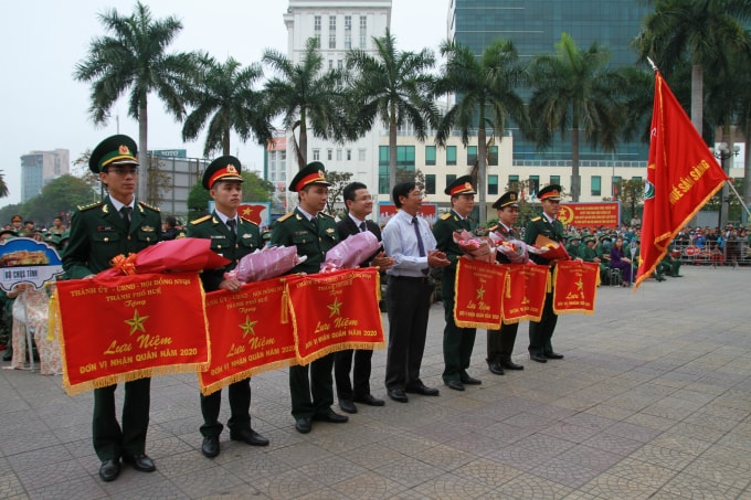 Đại diện lãnh đạo TP Huế tặng hoa và cờ lưu niệm cho các đơn vị nhận quân.