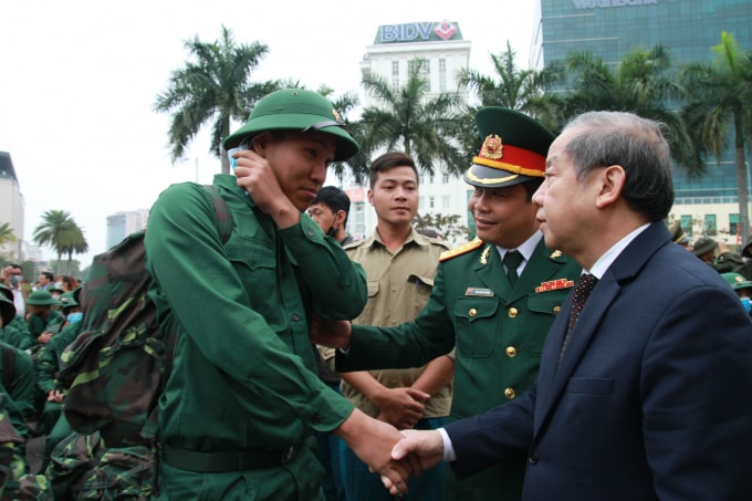 Ông Phan Ngọc Thọ - Chủ tịch UBND tỉnh TT Huế động viên, chúc các tân binh hoàn thành nhiệm vụ được giao.