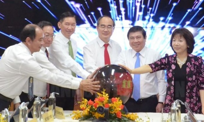 Bí thư Thành ủy Nguyễn Thiện Nhân cùng lãnh đạo UBND TP.HCM và Sở Y tế TP.HCM thực hiện nghi thức bấm nút vận hành Trung tâm y tế thông minh