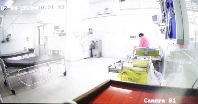 Bệnh nhân Li Zing trong phòng cách ly tại Bệnh viện Chợ Rẫy, TP.HCM.