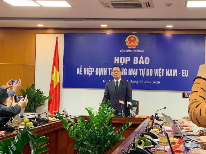 Bộ trưởng Bộ Công Thương Trần Tuấn Anh phát biểu tại buổi họp báo về Hiệp định thương mại tự do Việt Nam - EU