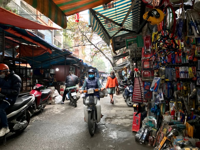 Chợ Giời (Phố Huế, Quận Hai Bà Trưng, TP.Hà Nội) là một trong những địa điểm buôn bán nhộn nhịp các loại đèn dùng để 
