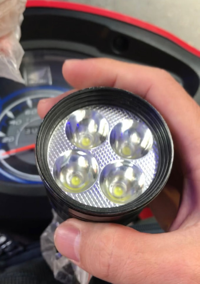 Đèn LED dùng để gắn thêm lên các phương tiện được bán tràn lan tại các khu chợ