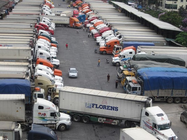 Thủ tục thông quan phía Trung Quốc khá chậm khiến hàng trăm xe container hàng hóa, nông sản vẫn phải nằm chờ ở cửa khẩu. Ảnh: TL